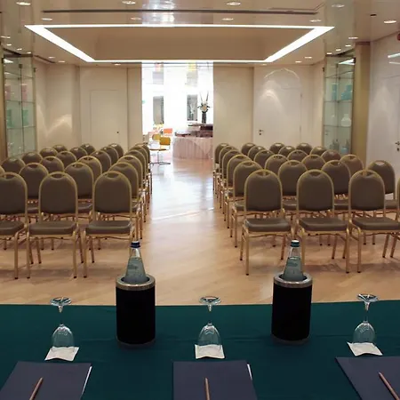 阿拉巴尼罗马酒店 4*